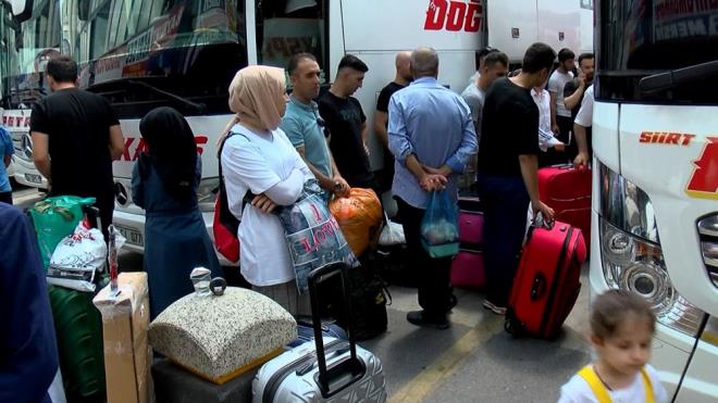 Peronlarda adm atacak yer kalmad. Bilet almay son gne brakan baz vatandalar ise otobs firmalarnda bilet arad.