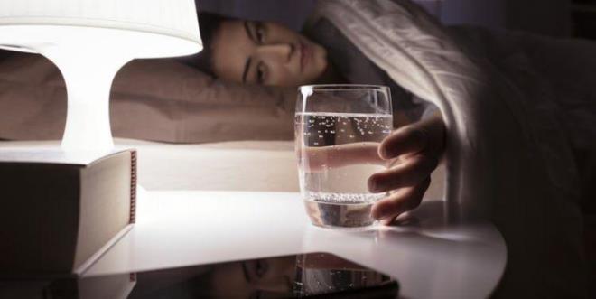İşte yatağa susuz kalmadan girmenin yararları;    <br>VÜCUDUNUZU TEMİZLER  <br>  Gün ve gece boyunca susuz kalmamak vücudunuzdaki atıkların parçalanmasına ve ter yoluyla toksinlerin atılmasına yardımcı olmaktadır.