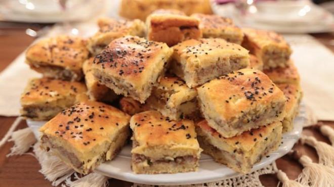 KIYMALI TEPS BRE    ayn yannda ya da aniden gelen misafirlerinize pratik ekilde brek hazrlamak istiyorsanz kymal tepsi breini hzlca yapabilirsiniz. Puf puf kabaran ve yumuack tad ile vazgeilmezin olacak.