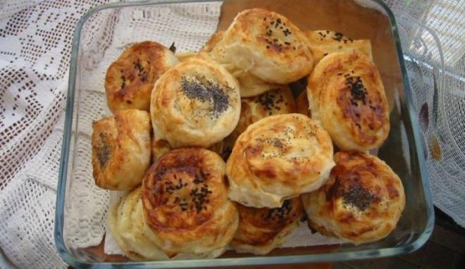 KIYMALI GL BRE    Trk mutfann vazgeilmez lezzetleri arasnda yer alan breklerin her biri ayr ayr tatlar tar. Hazrladmz bu tarifte de tazecik yufkalar, bol soanla kavurup, yenibahar ve karabiberle lezzetlendirdiimiz i harla buluturduumuz kymal gl brei tarifini veriyoruz. Dardan satn almak yerine pratik bir ekilde evde kymal gl breini yapabilirsiniz.