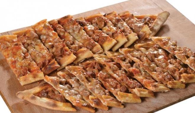 KIYMALI PDE    Lokantalarda ya da restoranlarda yediiniz lezzetli kymal pideyi evde salkl koullarda hzlca hazrlayabilirsiniz. Evde yapacanz kymal pideyi ister akam yemeklerinde ister ay saatlerinde kolaylkla yapabilirsiniz.