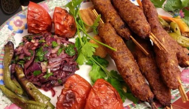 SMT KEBABI    Gaziantep mutfann mthi lezzetlerinden biri olan simit kebab, lezzetini ierisinde sarmsaktan alyor. Aslnda harlanm kmr ateinde misler gibi pien simit kebabn evde de yapabilirsiniz. Misafirlerinize kalabalk sofralar kurmak isteyenlerin tercih edebilecei simit kebabn evinizdeki frnda da piirebilirsiniz. Simit kebabnn bir dier zellii de ite ekillendirilmesi ama iin zerinde piirilmemesi. Bu kadar anlatmdan sonra mutlaka bu kebab denemelisiniz.