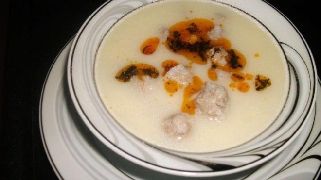 EKL KFTE ORBASI    Hem kfte, hem ana yemek hem de orbay ayn anda bulabileceiniz bir tarifle karnzdayz. Vitamin deposu olabilecek tm hastalklara are olacak ekili kfte orbas, Trk mutfann en vazgeilmezlerinden. Birbirine ok benzer fakat hepsinin lezzeti birbirinden farkl olan kfteli orbalarn arasnda zirvede yer alan ekili kfte orbasnn tarifini hazrlamak iin ge kalmayn.