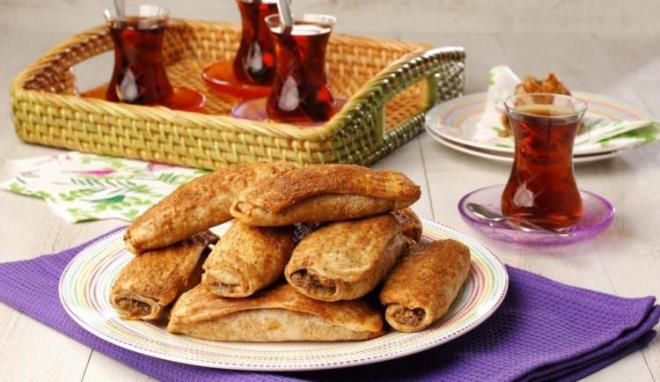 KIYMALI BKME    Afyon yresinin en mehur lezzetleri arasnda yer alan bkme adeta uruna kilometrelerce gidebileceiniz trden. Genelikle soanlama olarak da bilinen kymal bkme, ay saatlerinde misafirlerinize kolayca hazrlayabileceiniz muazzam bir tarif.