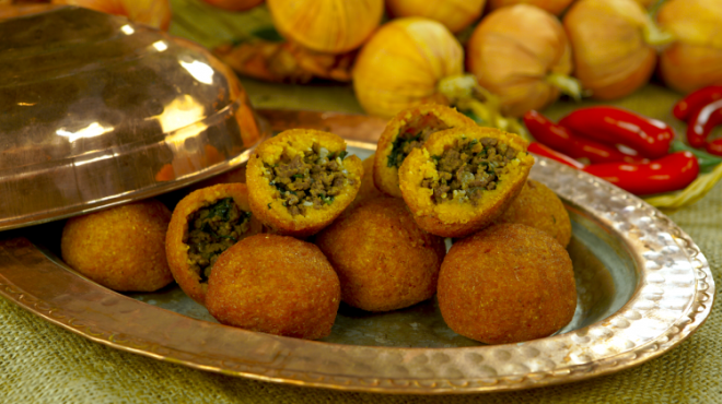 YRESEL L KFTE    Arap mutfandan bizim kltrmze gemi bulgurun hamur hali ile yaplan muhteem ili kfte lezzetinin pf noktalarn sizler iin aratrdk. te irmik ile harmanlanan kyma ile lezzetlenen ili kftenin birbirinden farkl yapl...