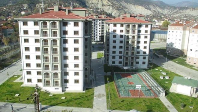 Bavurular Halkbank ve Ziraat Bankas'nn ubeleri araclyla her il iin tarihler deimekle birlikte 4 Austos'a kadar kabul edilecek.    Konutlara bavuru yapacak vatandalarn 18 yan doldurmu ve Trk vatanda olmas gerekiyor.