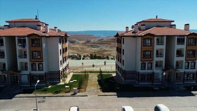 L L KONUT FYATLARI VE TAKSTLER  <br>  ZMR: Artan konut ihtiyacn karlamak iin inaatlara hzla devam eden TOK, Seluk ve Kemalpaa ilelerinde 720 konutu kura ile sata sunuyor.    Konutlarn fiyat 410 bin liradan taksitleri ise 2 bin 700 TL'den balyor. Bavurular 18 Temmuz'da balayacak.  <br>  KIRIKKALE: Merkez'de sata sunulacak 456 konut iin balang sat fiyat 314 bin lira olacak. 18-29 Temmuz arasnda bavurularn yaplaca konutlar taksit tutar ise 1.540 TL'den balyor.