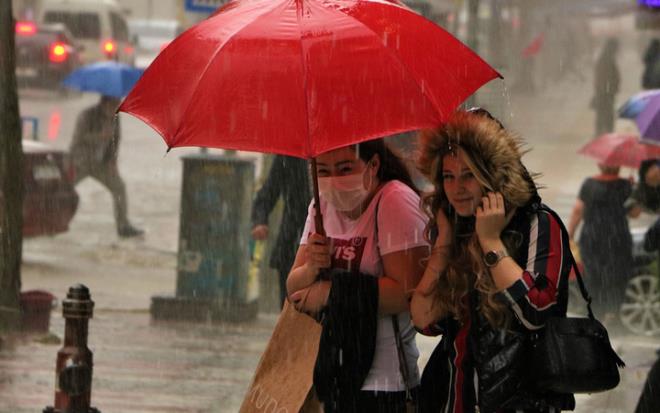 Meteoroloji tarafndan yeni hava durumu tahmin raporu yaymland. Yaymlanan rapora gre Karadeniz kylar, stanbul?un boaz ve kuzey kesimleri, Krklareli, Edirne, Kastamonu, Amasya, Tokat, Artvin ve Ardahan ile Sivas?n bat, Yozgat?n dou, Kayseri ve Gmhane?nin kuzey evrelerinin yerel saanak ve yer yer gk grltl saanak yal, dier yerlerin az bulutlu ve ak geecei tahmin ediliyor. te yandan Marmara'da frtna bekleniyor.