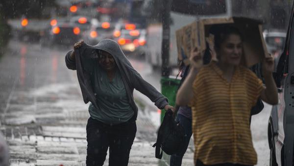 Marmara?da rzgarn yarn le saatlerinden itibaren kuzey ve kuzeydou ynlerden 6 ila 8 kuvvetinde (50-75km/sa) frtna eklinde esecei tahmin ediliyor. Frtnann, ayn gn gece saatlerinde etkisini kaybetmesi beklenmektedir. Ege?de rzgarn le saatlerinden itibaren kuzey ve kuzeydou, gneyi kuzeybat ynlerden 6 ila 8 kuvvetinde (50-75km/sa) frtna eklinde esecei tahmin ediliyor. Frtnann, Sal gn gece saatlerinde etkisini kaybedecei beklenmektedir.