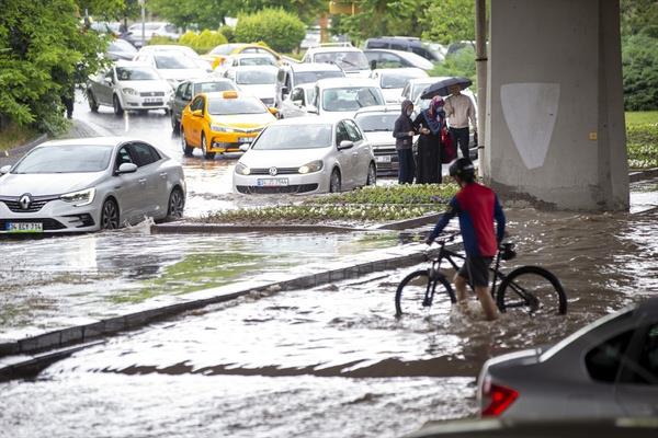 Meteoroloji Genel Mdrl tarafndan yaplan son deerlendirmelere gre, lkenin kuzey ve i kesimlerinin paral, yer yer ok bulutlu; Karadeniz kylar, stanbul?un boaz ve kuzey kesimleri, Krklareli, Edirne, Kastamonu, Amasya, Tokat, Artvin ve Ardahan ile Sivas?n bat, Yozgat?n dou, Kayseri ve Gmhane?nin kuzey evrelerinin yerel saanak ve yer yer gk grltl saanak yal, dier yerlerin az bulutlu ve ak geecei tahmin ediliyor. Yalarn, Ordu ve Giresun evreleri, Samsun'un dou ilesi (Salpazar) ile leden sonra Trabzon ve Rize evrelerinde kuvvetli (21-50 kg/m), Giresun ve Trabzon?un dousu ile Rize kylarnda ok kuvvetli (51-75 kg/m) olmas bekleniyor.