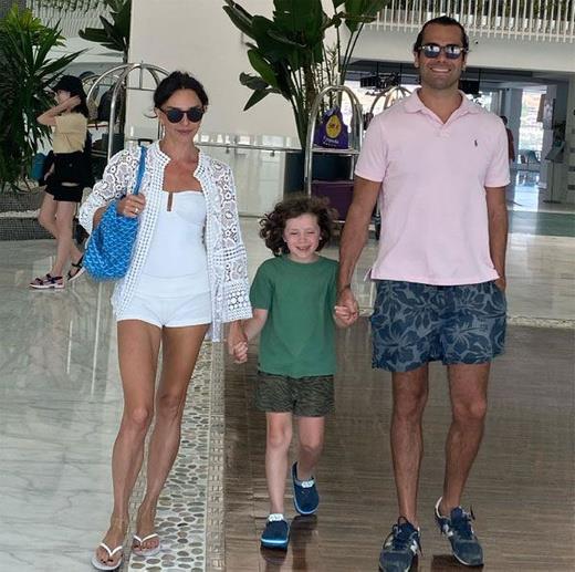 3 yldr ak yaad Din Aydodu ve olu Leon ile uzun sredir Bodrum'da tatil yapyordu. nl oyuncu getiimiz gn tatil dn lmden dnd.      Komusunun arac ile Bodrum tatilden dnen Ataizi'nin arac Bodrum Gndoan yolunda alev ald. nl oyuncuyu aracn alev aldn dier aralarn kornaya basmasyla anlad.