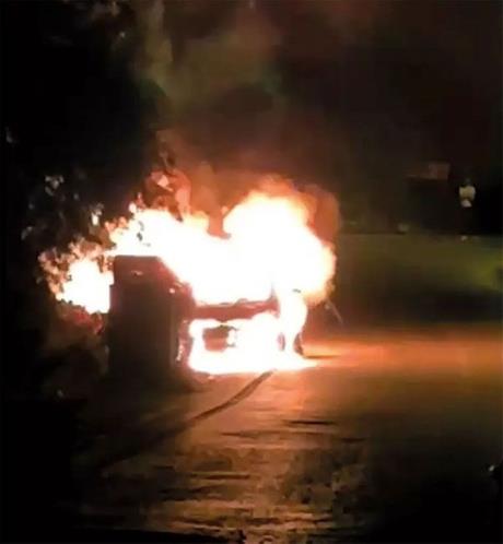 Bir anda byyen alevlerden son anda kurtulan Hande Ataizi, olu, sevgilisi ve komusu canlarn zor kurtardlar.      Aratan uzaklanca aracn patlayarak alev almasyla ok olan ve bir sre kendine gelemeyen Hande Ataizi, ?Byk bir kaza atlattk. evredeki insanlarn kornalar, ?araba yanyor hemen inin? barlar bizi kurtard."