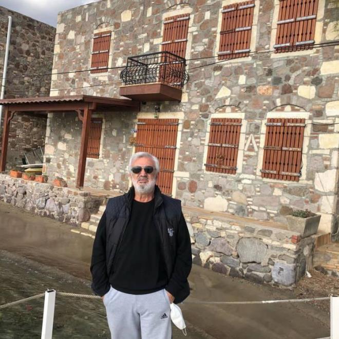 3 kz babas olan Talat zelik'in en byk kz Duygu zelik, sunuculuk yapmaktadr. Meltem ve Gamze zelik kardeler ise Umuda Koanlar Dernei'yle yardma muhta olanlara balar toplamaktadr.