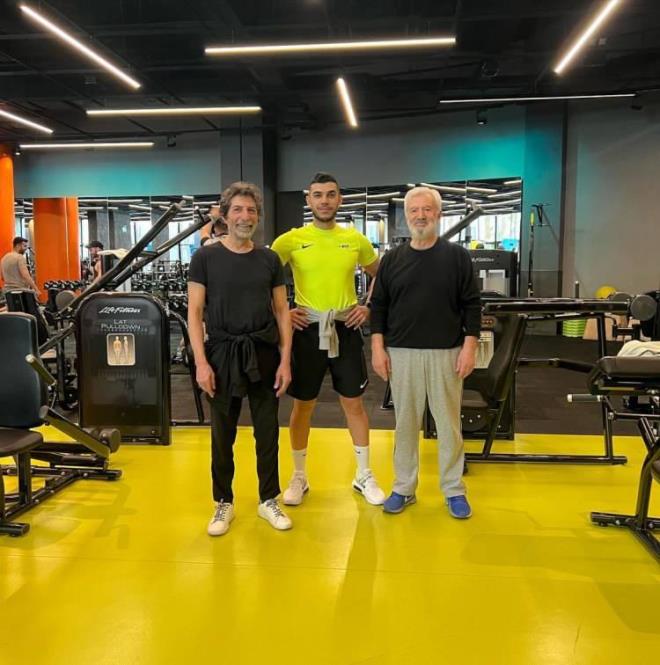 Salkl yaama nem veren Talat zelik, Bodrum'ya yayor ancak kzlarn ve torunlarn grmek iin sk sk stanbul'a geliyor.