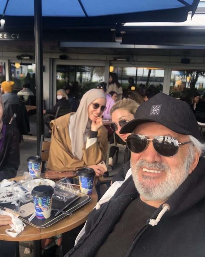 Genellikle iiyle ilgili paylamlar yapan zelik, aile hayatn sr gibi saklyor.