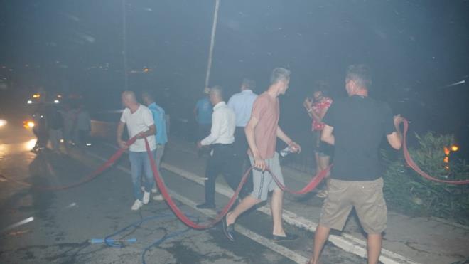 Yangn nedeniyle, Erythrai Antik Kenti evresine yaylan alevler nedeniyle mahalledeki 8 ev, 3 restoran, 3 baraka tedbir amal boaltlmt.