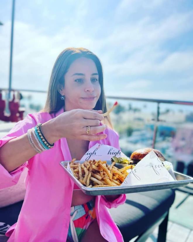 Oyuncu plajda kaamak yaparken ekilen fotoraflarn sosyal medyada paylat. Hamburger ile patates yiyen Pekin'in yiyeceklere akla bakt grlnce sosyal medyada beeni ve yorum yamuruna tutuldu.