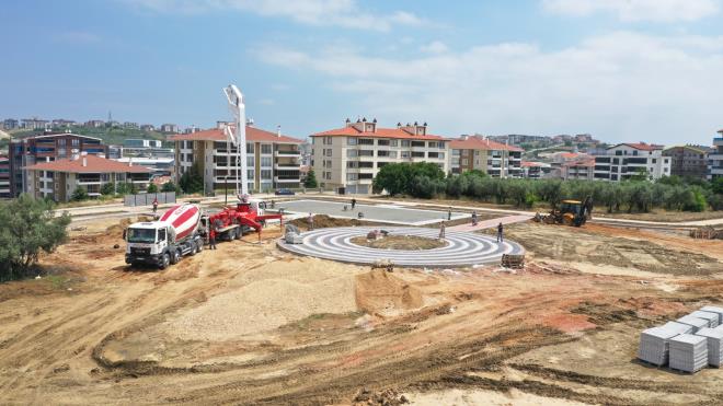 Bursa Bykehir Belediye Bakan Alinur Akta, gelecek nesillere daha yaanabilir bir Bursa brakabilmek amacyla evre yatrmlarna ncelik verdiklerini syledi. Alt yap yatrmlarnn yan sra byk lekli park ve meydanlar kente kazandrmak iin youn aba harcadklarn dile getiren Bakan Akta, ?zellikle evlerde kaldmz pandemi srecinde doann, evrenin hatta bir aacn bile ne kadar byk nem tadn hep birlikte grdk. Bu nedenle byk lekli parklarn yan sra mahallelerimize de halkmz nefes alaca, ocuklaryla birlikte gelip, keyifli vakit geirebilecei parklar kazandryoruz. Bu kapsamda projelendirdiimiz Gmen Konutlar?ndaki parkmz da ksa zamanda tamamlayp, halkmzn hizmetine sunmak istiyoruz? dedi.