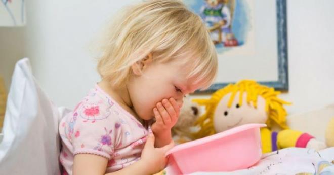 BESN ZEHRLENMES    Besin zehirlenmeleri, besinlerde olan bakteri, virs, kimyasal ierii ile meydana gelmektedir. ocuklarda ciddi salk sorunlarna yol aan besin zehirlenmesinin nne gemek iin ise uzmanlar, zellikle ak yiyeceklerden uzak durulmas gerektiini belirtti. Besinlerin hijyenine dikkat edilmesi gerekirken, gvenilmeyen rnlerin alm durdurulmal ve yiyeceklerin son kullanm tarihlerine zellikle dikkat edilmesi gerekmektedir.