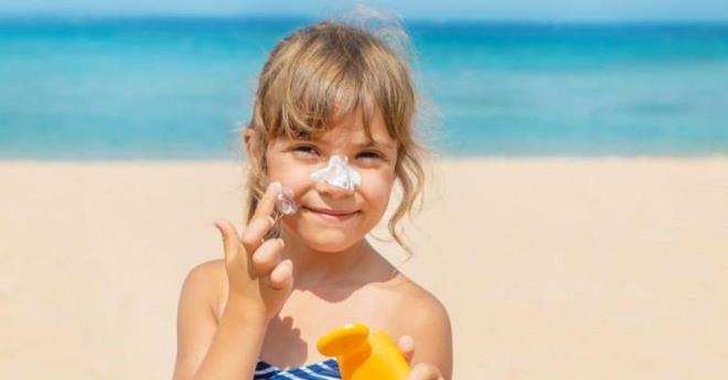 GNE YANIKLARI    Uzun sre gnee maruz kalmak gne arpmas meydana getirirken, ciltte de gne yanklar oluturmaktadr. Kzarklk, hassasiyetle birlikte ary da yannda getiren gne yanklarndan kurtulmann yollar ise, ocua uygun gne kremleri ve nemlendiricilerdir.