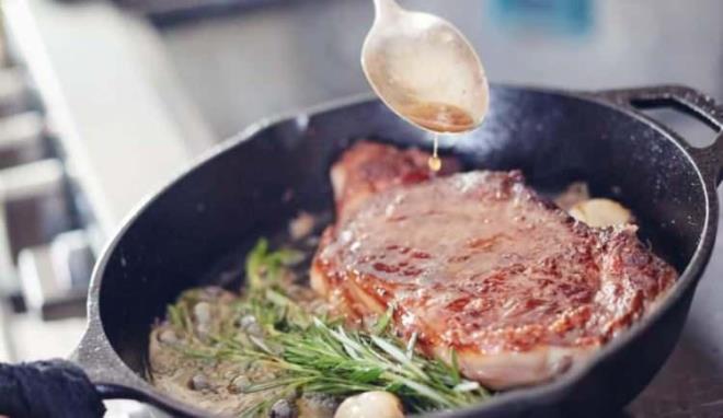 MANTOLAMA    Mantolama tavada piirilen, et, tavuk, deniz rn gibi birok rne uygulanabilen bir ilem olarak adlandrlyor. Dier bir yandan zel bir teknikle kzgn tavada mhrlenen malzemenin tereyayla yalanarak gerekletirilen ileme mantolama denilmektedir.