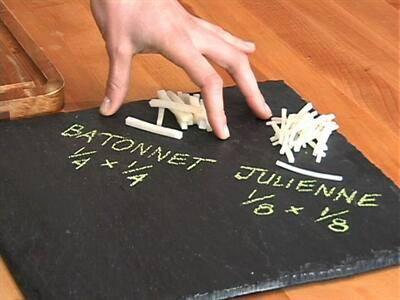 BATONET    Batonet ( Batonette) sebzeleri ubuk eklinde dorama yntemidir. Garnitr olarak kullanlacak olan havu patates kereviz gibi sebzeleri doramak iin efler tarafndan kullanlan dorama teknii olarak bilinir.    Yarm santim ya da 1 santim geniliinde,    4-5 santim uzunluunda ubuk eklinde kesme yntemi.