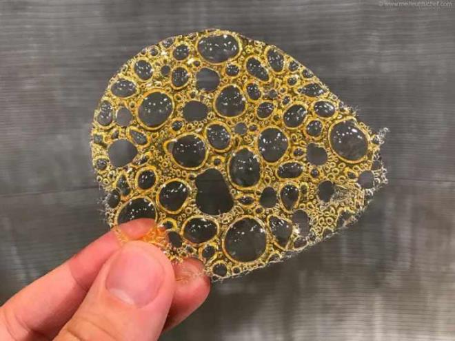 TULE TEKN    Franszca kiremit anlamna gelen tuile, yemeklerin zerine k grnsn ve tekstr versin diye eklenen, tr ince malzemelere deniyor. Tuile genelde kiremit eklinde yaplyor ama dantel gibi delikli tuile?ler de karmza kyor