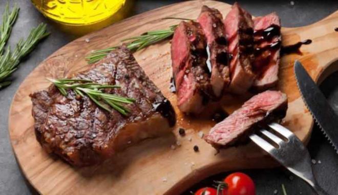 STEAK PRME TEKN    Steak kelime anlam lkemizde biftek olarak geiyor. Daha geni anlamyla steak, etin zgarada farkl yntemlerle piirilmesi ve hazrlanmasna olarak adlandrlyor.