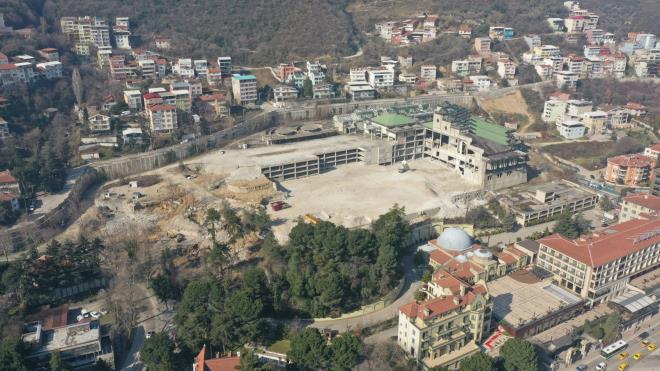 Bursa'ya deer katacak<br>  Bursa'y olumsuz grnt ve yaplardan bir bir kurtardklarn belirten Bursa Bykehir Belediye Bakan Alinur Akta, ekirge Teras Projesi'nde ykm ilemlerinin tamamlandn, ksa srede yeni projenin uygulamasna balanacan syledi. Bu proje ile Bursa'nn ayrcalkl bir mekan daha kazanm olacan kaydeden Bakan Akta, 'Bursa'nn en prestijli semti, yllardr duran bu kt grntden kurtulmu oluyor. Burada 30 senedir kullanlmayan, atl ve inaat aamasnda bir bina sz konusuydu. imdi ekirge Teras Projesi ierisinde zellikle genlerin doya doya istifade edecei mekanlar oluturulacak. Proje bittiinde, blge Bursa'ya hayat verecek. Genler bata olmak zere, Bursallara sosyal yaam alan olarak hizmet verecek. ekirge Teras, imdiden Bursa'mza hayrl olsun' dedi.