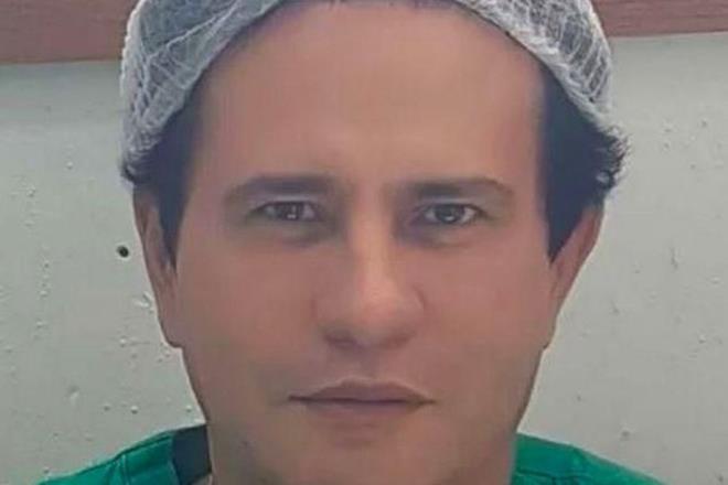 Karn germe operasyonu baarsz olan cerrah, hastasn iki ay boyunca hapsetti - 4  SALIINA TELAFS MMKN OLMAYAN BR ZARAR VERD    Rocha,  "Daiana Chaves Cavalcanti?nin salk raporunda ciddi zafiyet bulunmaktadr. telafisi mmkn olmayan zarar riski tayan bir dava olduunu vurguluyorum. Bolivar Guerrero Silva kendisne telafisi mmkn olmayan bir hasar vermitir? dedi.    Rocha, hastaya mart ay balarnda karn germe ameliyat yapldn ve Cavalcanti?nin karnnn nekrotik hale geldiini bildirdi.     Doku lm olarak da bilinen nekroz, bir veya daha fazla sayda hcrenin, dokunun ya da organn geri dnemez ekilde hasar grmesine deniliyor.