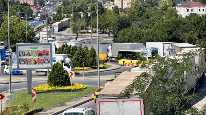 Gmre girmek isteyen TIR'lar uzun ara kuyruklar oluturdu.