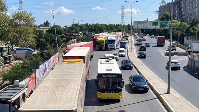 Dudullu kavandan Erenky Gmrne giden yolda baz TIR srcleri, aralarn park ederek  eridi kapatt.