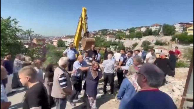 Ykmn ardndan Tokatky Mahallesi sakinleri, Beykoz Belediyesi nnde oturma eylemi yapt.