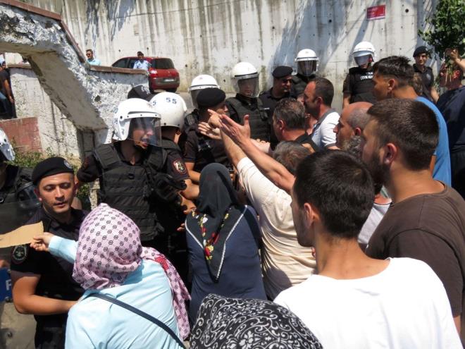 YIKIM GEREKLETRLD    kan arbede srasnda bir kadn baygnlk geirdi. evik kuvvet ekiplerinin ald gvenlik nlemi sonrasnda ykm gerekletirildi.