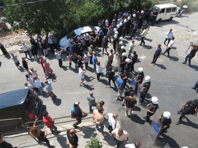 Mahalle sakinlerinden Sabriye Hasanusta, "Mahkemeye bavurduk, yrtmeyi durdurma karar var. Belediye ile karlkl szleme resmi katlarla anlama yapmak istiyoruz" diye konutu.