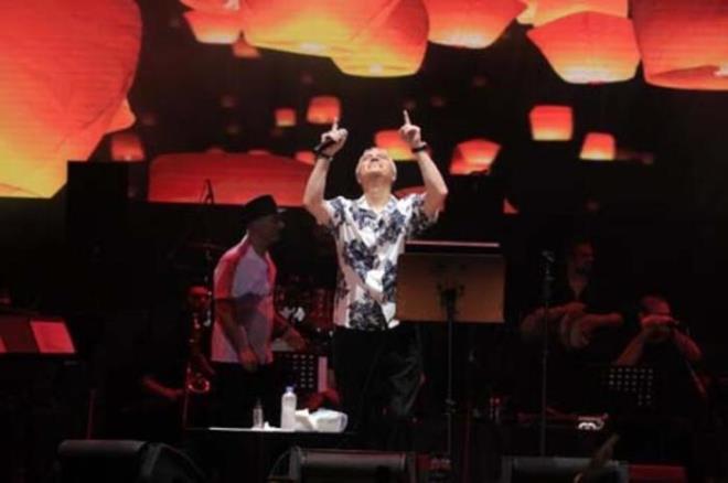 Aydn Kurtolu, "Ben normalde ok sahneye ktm ama ne zaman babamla ksam ok heyecanlanyorum." szleriyle babasyla ayn sahnede olmann heyecann paylat. Sahnede sk sk oluna sarlan Cengiz Kurtolu, Aydn Kurtolu'na taklarak hem olunun heyecann paylat, hem de esprileriyle mzikseverleri bol bol gldrd.