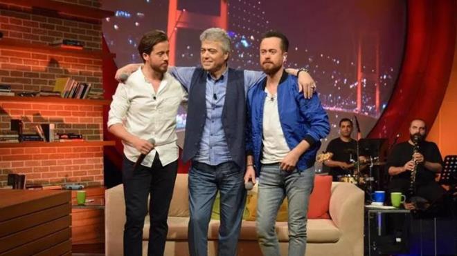 Cengiz Kurtolu klasikleriyle nostalji rzgr estirdii gecede bir de srpriz yapt. Usta sanat olu Aydn Kurtolu'yu sahneye davet etti ve baba oul "Yak" arksnda yaptklar det ile mest etti.