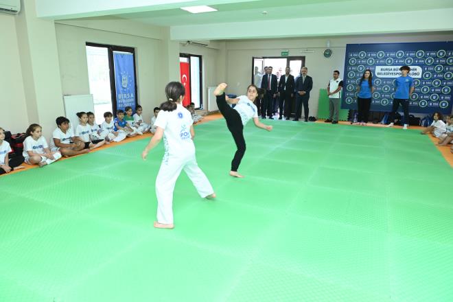 Bursa Bykehir Belediye Bakan Alinur Akta, Yaz Spor Okullar?na katlan ocuklar ziyaret ederek sohbet etti. Bakan Akta, ziyaret kapsamnda Cezayir'de dzenlenen 19. Akdeniz Oyunlar'nda bronz madalya alma baars gsteren Bykehir Belediyespor Kulb sporcular milli badmintoncular Emre Lale ve zge Bayrak Bac ile de bir araya geldi. Baarl sporcular tebrik eden Bakan Akta, milli sporculara altn hediye etti.