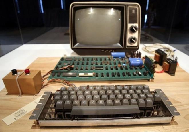 Apple?n kurucular Steve Jobs ve Steve Wozniak tarafndan 46 yl nce tasarlanan ilk Apple bilgisayar ak arttrmayla satlacak.