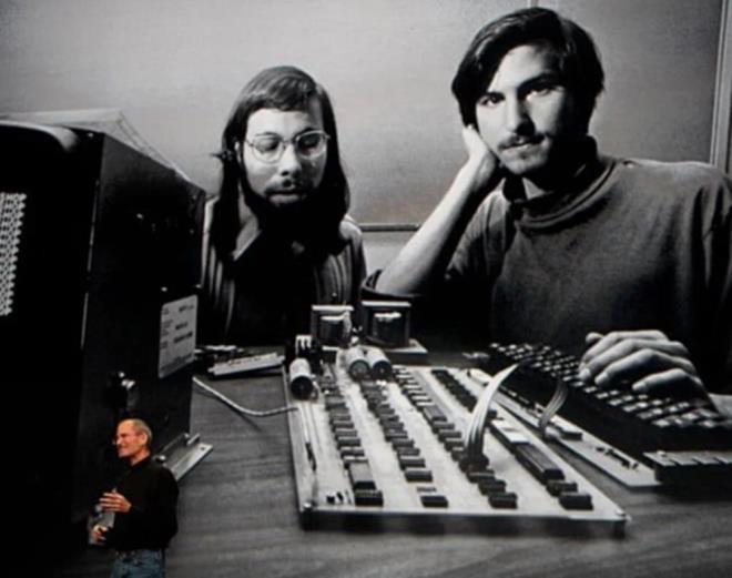 Jobs, Wozniak ve Ronald Wayne, Apple' 1 Nisan 1976'da California'da bir garajda tasarlad.