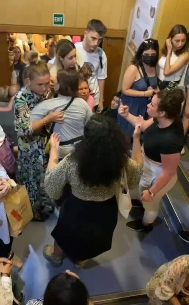 Bu srada bir ocuun alad, baz yolcularn da bart duyuldu. Grevliler yolcular yerlerine gemesi konusunda uyard.