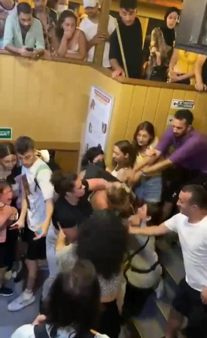 Tokat atan kadn saldrmaya devam edince, dieri de yumrukla karlk verdi.