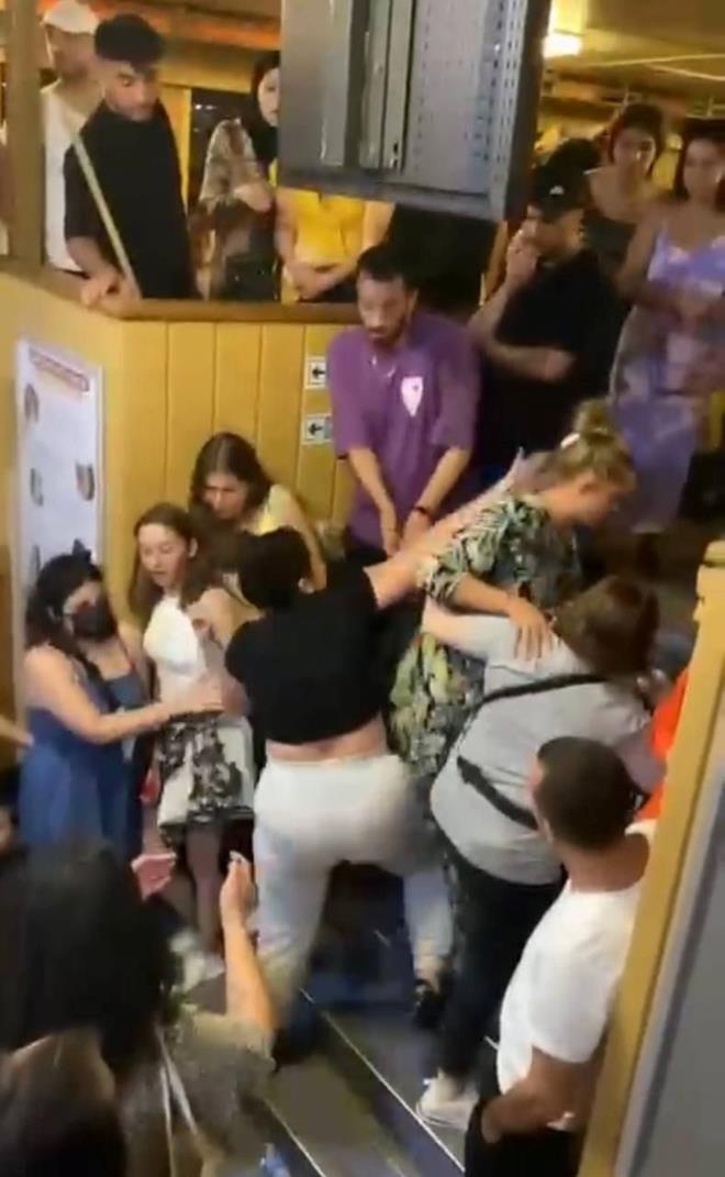 Turistlerden biri tokat atnca, tartma kavgaya dnt. Tokat darbesiyle sarslan kadn dier yolcular tarafndan uzaklatrlmaya alld.