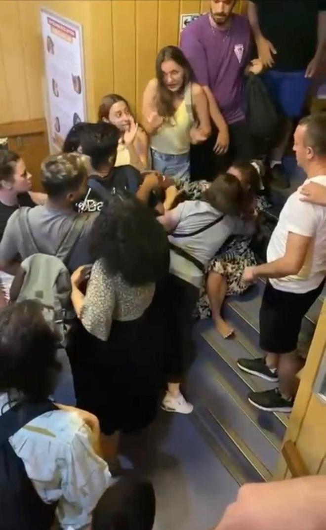 Salarndan tutarak yumruklad kadnn, elbisesi yrtarak, yere drd. Vapurdaki bir polis memuru ve yolcular araya girerek kavgay ayrd.