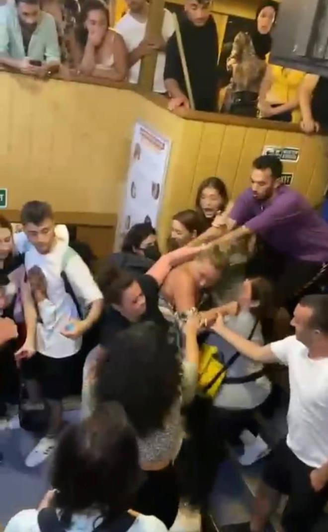 Yaanan kavga, vapurdaki baka bir yolcu tarafndan cep telefonu kamerasyla grntlendi.