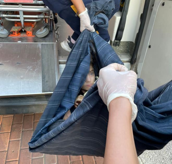 OCUK YEEN IKTI    ocuun Kamuran Pnar A.?nn kz kardei Yasemin A.'nn olduu ve isminin de Cem Muhammet A. olduu belirlendi. Kamuran Pnar A.?nn uzun zamandr kardeiyle grmedii ve yeenine de kendi bakt, onu evde kilitli bir odada tuttuu belirlendi.    Cem Muhammet A., hastanedeki tedavisinin ardndan Aile ve Sosyal Hizmetler l Mdrl ekiplerince koruma altna alnrken, yeenini 1 yldr alkoyduu iddiasyla yeniden gzaltna alnan teyze Kamuran Pnar A., emniyetteki ilemlerinin ardndan 'ocuun karlmas ve alkonulmas' sulamasyla adliyeye sevk edildi.