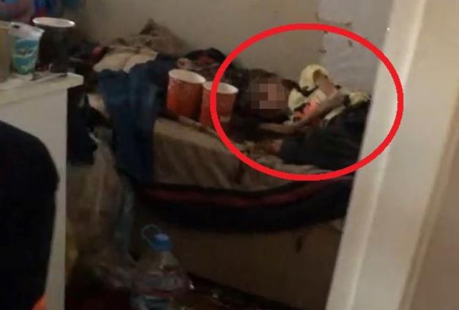 p evde tutulan ocuk, salk ekibinin ilk mdahalesinin ardndan ambulansla Bursa Uluda niversitesi Tp Fakltesi Hastanesi?ne kaldrlarak, tedaviye alnd. Yaklak 1 yldr odada kilitli tutulduu dnlen ocuun salar ile trnaklarnn uzad, ok zayflad ve vcudunda yaralar olduu grld.    Olayn ardndan polis ekipleri, ocuun kim olduunu ve neden p evde tutulduunu belirlemek iin soruturma balatt. Ekipler, Kamuran Pnar A.?ya ulaamad.