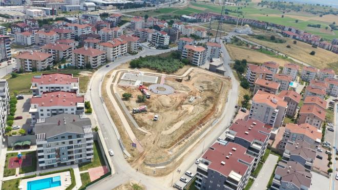 Bursa?y yeniden ?yeille? anlan bir kent haline getirmek amacyla Bursa Millet Bahesi, Vakf Bera Kent Park, Balaralt Park gibi byk lekli parklar kente kazandran, Gkdere Millet Bahesi, Doanbey Millet Bahesi, ekirge Teras gibi yatrmlara devam eden Bykehir Belediyesi, Grkle Gmen Konutlarna da blgeye nefes olacak bir park kazandryor. Toplam 16 bin metrekarelik alann 12 bin metrekaresi tamamen yeil alan olacak. Blgedeki sosyal donat alan eksikliini byk lde giderecek olan parkta, 350 metre bisiklet yolu, 385 metre yry yolu, basketbol sahas, fitness alan, ocuk oyun alan ve 1 kafeterya bulunacak. 3 adet pergolann da konulandrlaca park alannn hemen yannda bulunan 80 adet zeytin aac da park alanna dahil edilerek koruma altna alnacak.