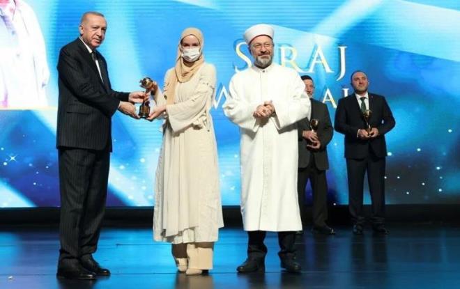 Yneticiliini yapt bir dernek kuran zelik, hayat tarzndaki deiimle birok gence de ilham oldu. Gndemden ve sektrden tamamen kendini soyutlayan baarl isim, 2022 ylnda Uluslararas yilik dl ald. dl Trkiye Cumhurbakan Recep Tayyip Erdoan'n elinden alan zelik, yolun henz banda olduunu daha ok almas gereken kap olduunun altn izdi.