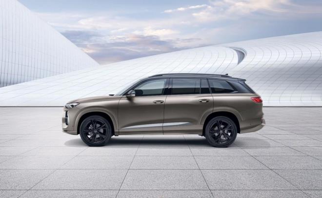 Yeni Audi Q6, 5099 mm uzunluu, 2014 mm genilii ve 1784 mm ykseklii ile Q7'den biraz daha byk.    MQB platformu zerine ina edilen Q6, 45TFSI ve 50TFSI olmak zere iki farkl seenekle sunuluyor.     lk versiyonda 262 hp g ve 400 Nm tork reten 2.0 litre drt silindirli turbo benzinli motor, st versiyonda ise 295 hp g ve 500 Nm tork reten 2.5 litre alt silindirli motor yer alyor.